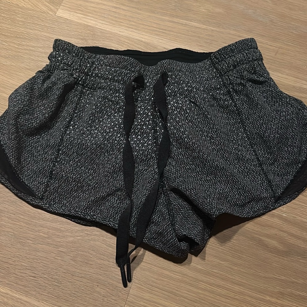 Lululemon size 0 silver dotted shorts